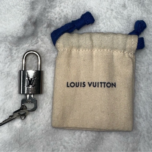 #301 rare Louis Vuitton Silver Lock and keys with Dustbag - Picture 2 of 4